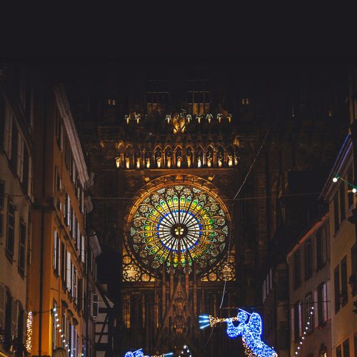 Noël; capitale de Noël; arbre bleu; rosace cathédrale; Rue du Maroquin; place du Cochon de lait.; lumière; décoration; nuit;
